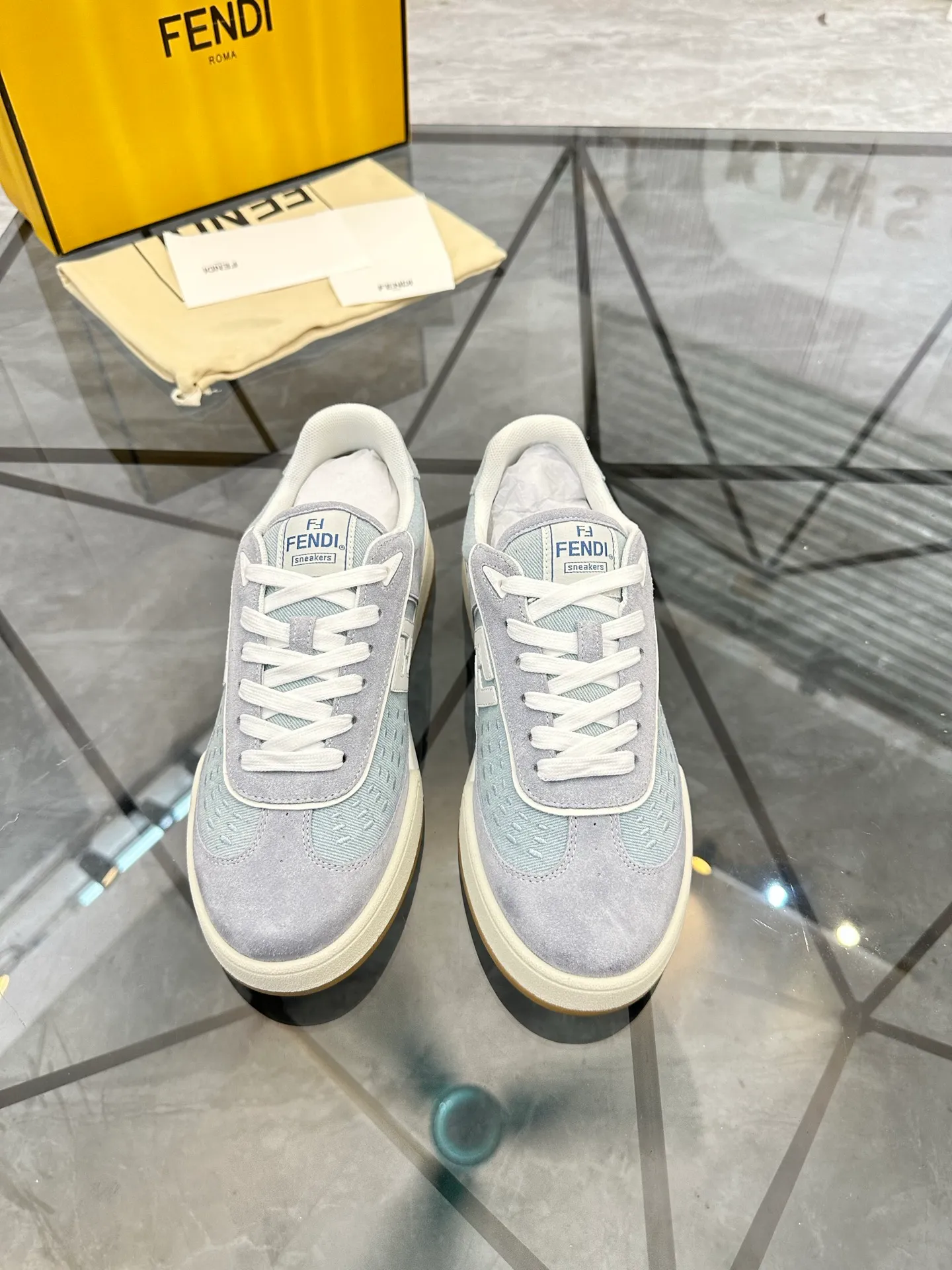 Selling men's shoes 💰: 💰P620¥ Top quality Product trademark: Fendi* "Fendi*" low-top casual shoes Regular size: 35-44 (can be customized to 38.45.46) Product material: imported first-layer nubuck leather upper, breathable lining, original outsole. No.:H208